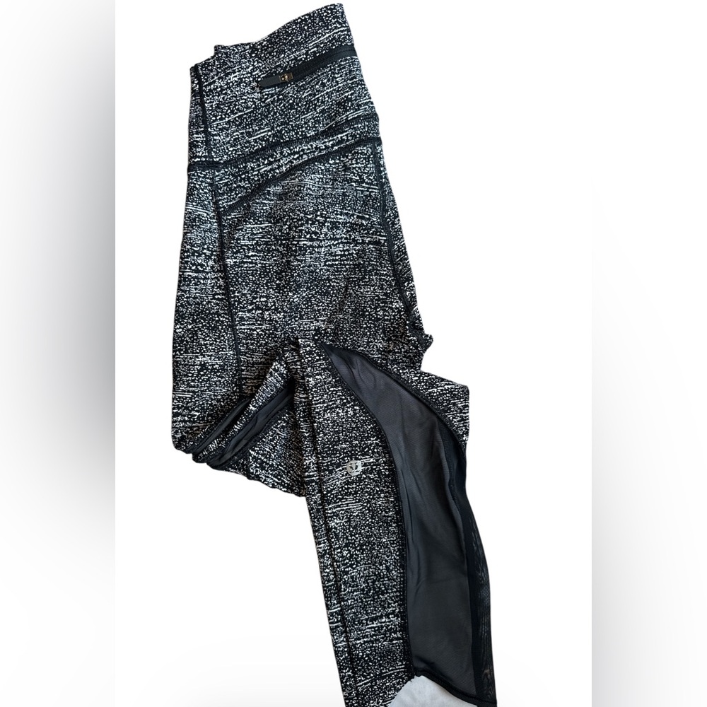 Lululemon Women's Pace Perfect 7/8 Leggings Size 6 Air Time White Black